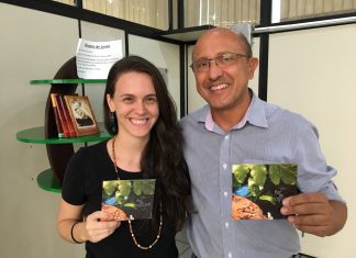 Vocalista do Flor de Aguapé visita Marcos Papa e enriquece ‘Árvore de Livros’