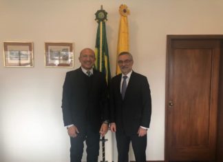 Missão Bogotá: Marcos Papa é recebido pelo embaixador na Colômbia