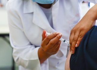 Após falhas, Papa volta a questionar SMS sobre critérios para vacinação