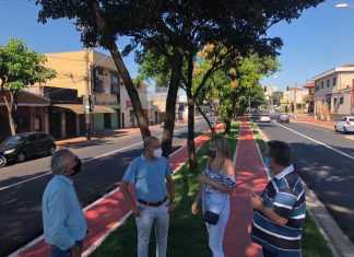 Papa vistoria Avenida do Café acompanhado por moradores