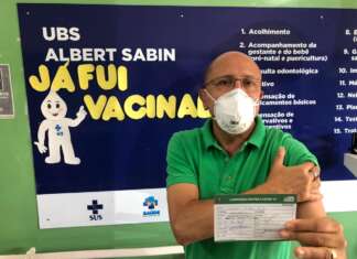 Marcos Papa é vacinado contra a Covid-19