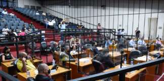 Prefeito é questionado sobre descumprimento