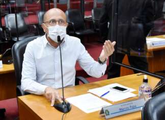 Papa mostra usuária caindo de ônibus