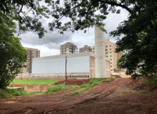 Papa cobra informações de construção de escola