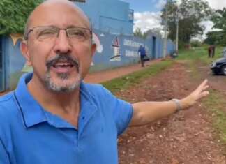 Papa cobra pavimento em frente a creche